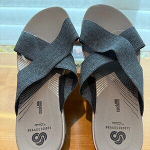 Cloudstoppers by Clarks, size 8, color navy textile